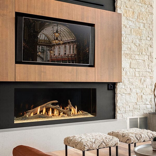 Foyer au Gaz Firenze par DaVinci Custom Fireplaces 60" x 20" simple face Coin gauche 66" x 20" Coin droit 66" x 20" Baie 72" x 20" S'adaptant à n'importe quel espace de vie dans une large gamme d'applications, le Firenze simple face vous offre la meilleure présentation du feu par rapport à n'importe quel autre de son genre. Un Corner Firenze™ est une conception de cheminée unique qui non seulement enrichit l'expérience visuelle de la vue sur le feu, mais s'intègre également de manière transparente dans une myriade de contextes architecturaux. Visible de trois côtés, le design Bay est une fenêtre sur un ruban de belles flammes, attirant le regard et captivant son public.